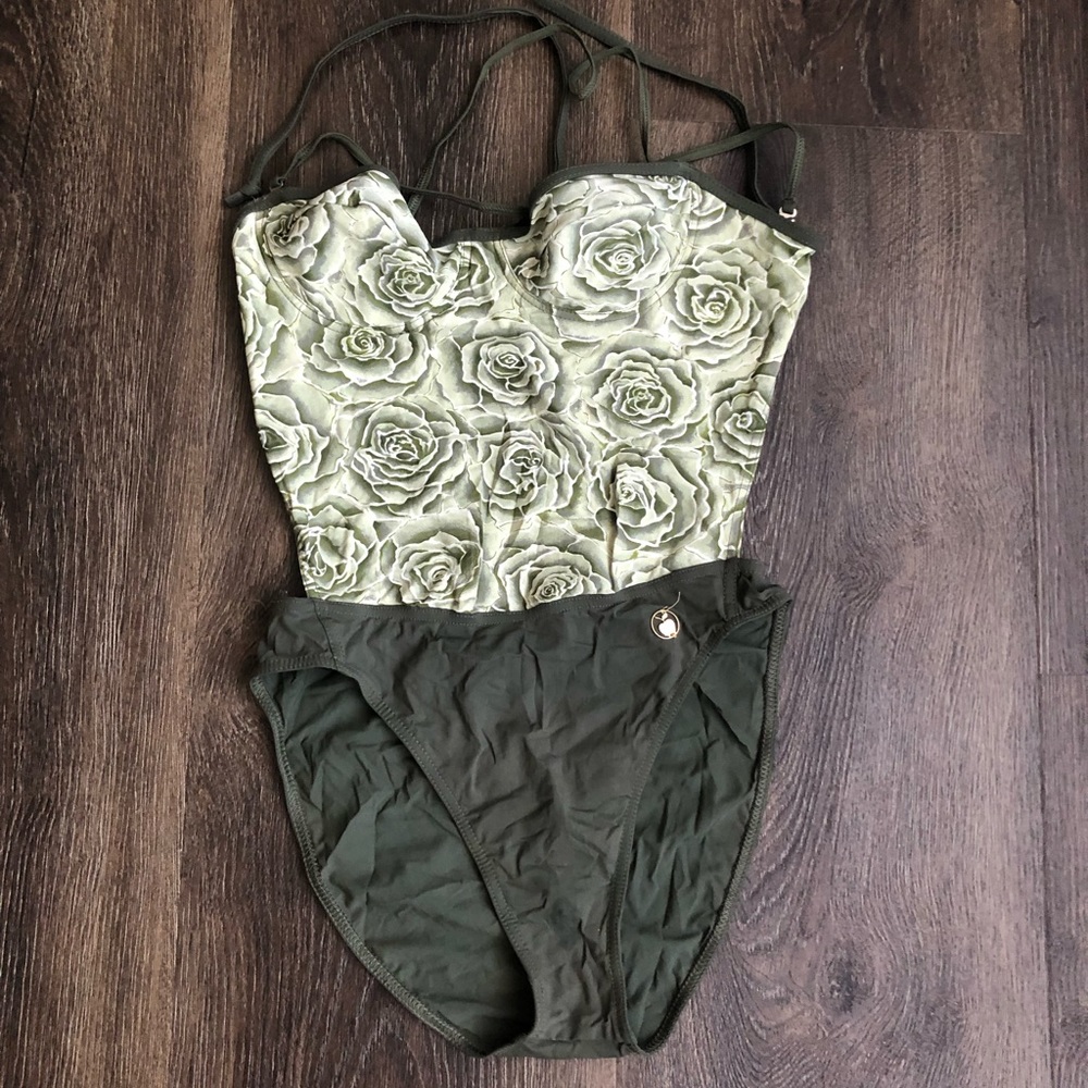 European one piece swimsuit. Beautiful opens back design. Size: EU 36, F 38.